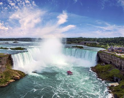 Atemberaubender Blick von oben auf die in die Tiefe stürzenden Niagara Fälle