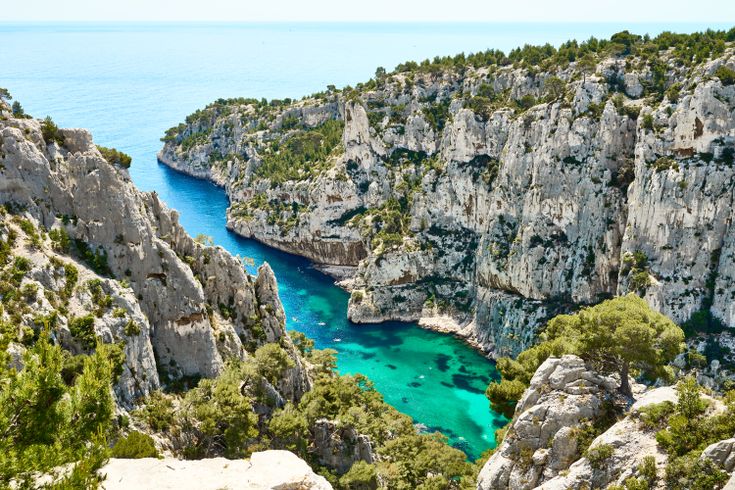 Blick auf die Kalkfelsen des Nationalparks Calanques.