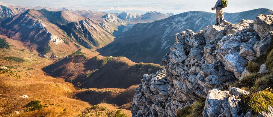 Kroatien Nationalparks Urlaub Wanderer im Gebirge des Paklenica Nationalpark