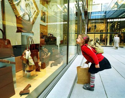 Städtereise München Urlaub Kind vor Schaufenster