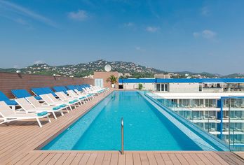 Hotel, L'Azure Hotel