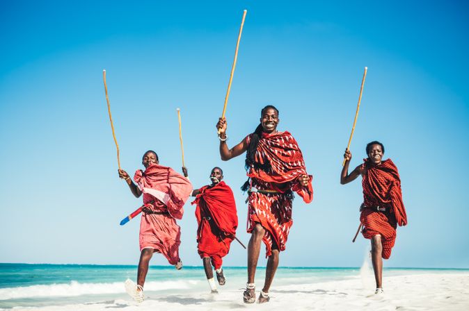 Männer auf Sansibar am Strand