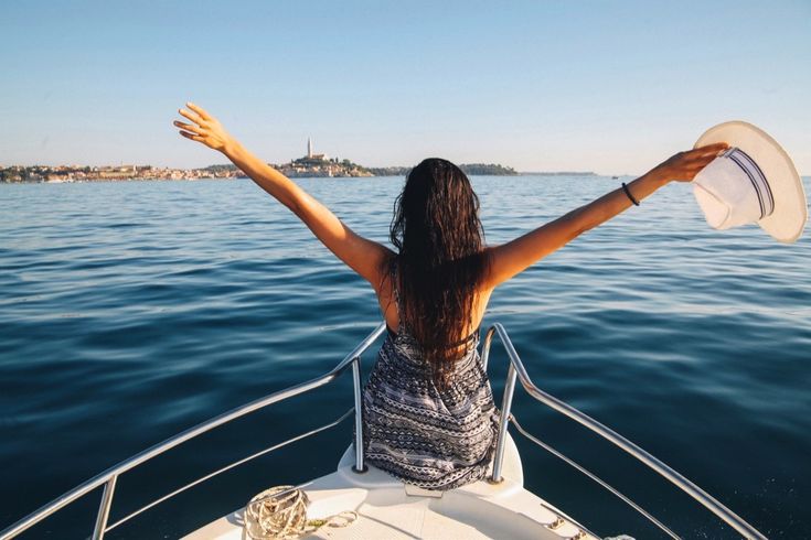 Dame freut sich an Board zu sein 