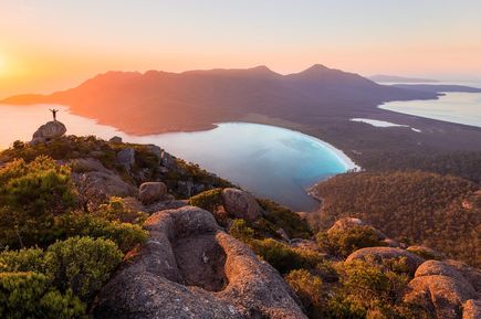 Die abgeschiedene Wineglass Bay bietet einen der schönsten Strände Tasmaniens