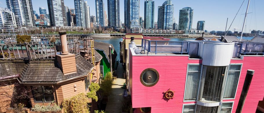 Camper Kanada Wohnmobil Reise Häuser im Hafenviertel Granville Island Vancouver