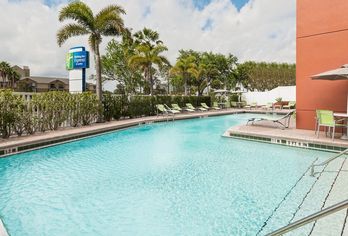 Hotel, Holiday Inn Express Hotel & Suites Nearest Universal Orlando
