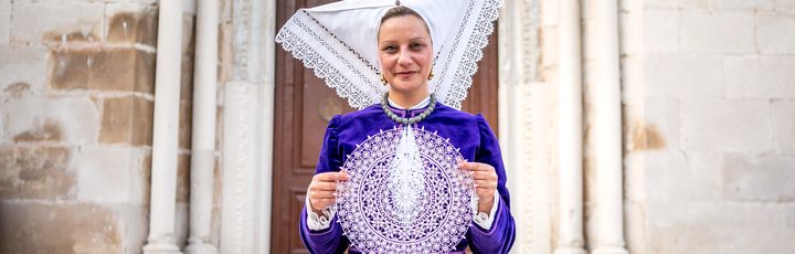 Frau im traditionellen kroatischen Anzug