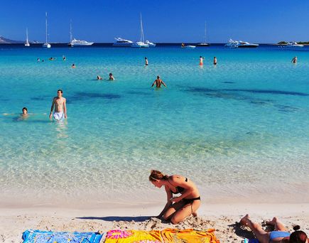 Kroatien Strand Urlaub Strand mit Badegästen Dugi Otok Sakarun
