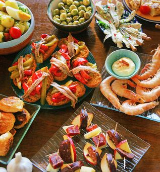 Eine Auswahl an spanischen Tapas auf einem Tisch.