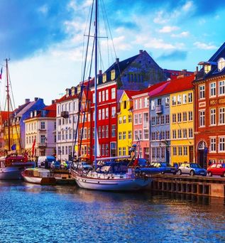 Eine Reihe von bunten Häusern am Kanal in Nyhavn, Kopenhagen.