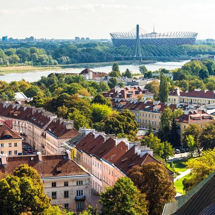 Luftbild mit Fluss und Stadion