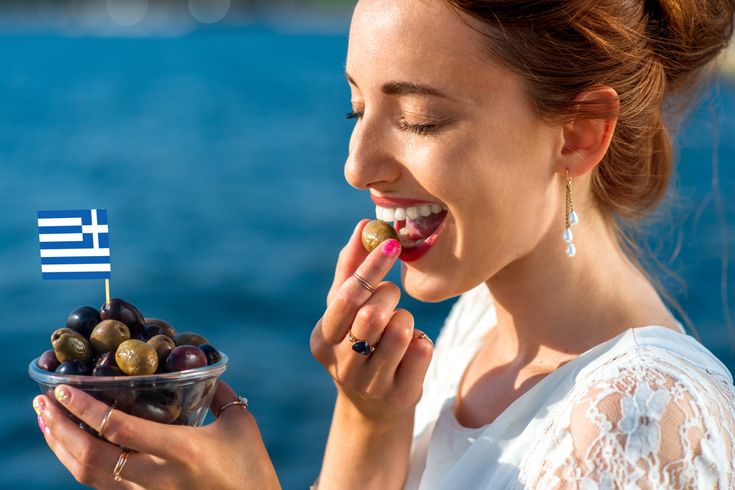 Eine Frau genießt Oliven