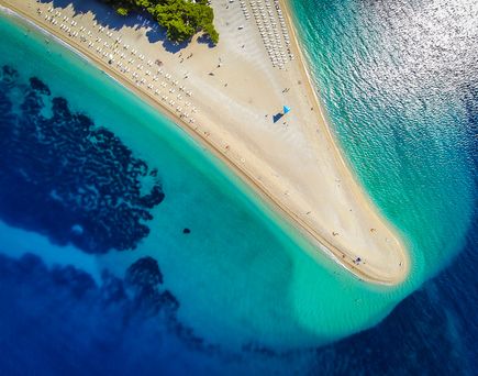 Kroatien Strand Dalmatien Brac Urlaub Luftaufnahme des Zlatni Rat Strand