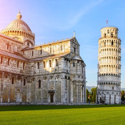 Schiefer Turm von Pisa bei Sonnenuntergang