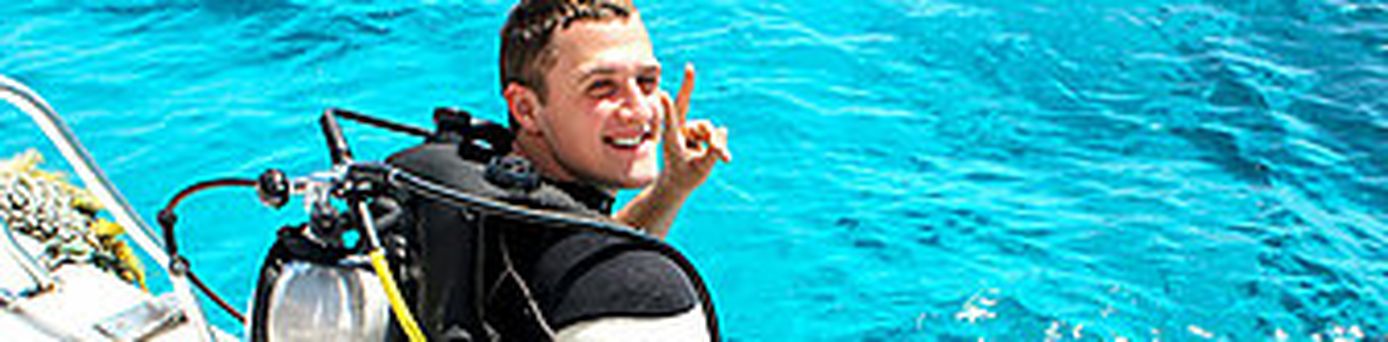 Taucher zeigt 2 Finger