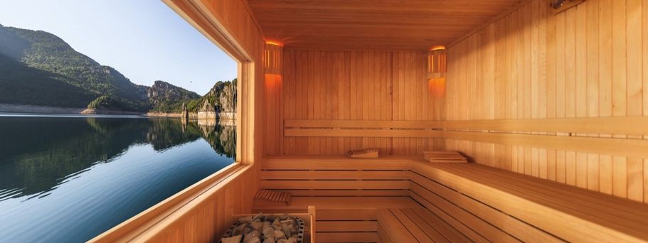 Sauna mit Blick auf den See und die Berge