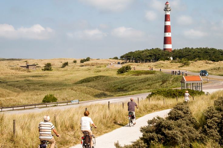 Eine Küstenlandschaft mit einem Strand, einem Leuchtturm und einem Weg.