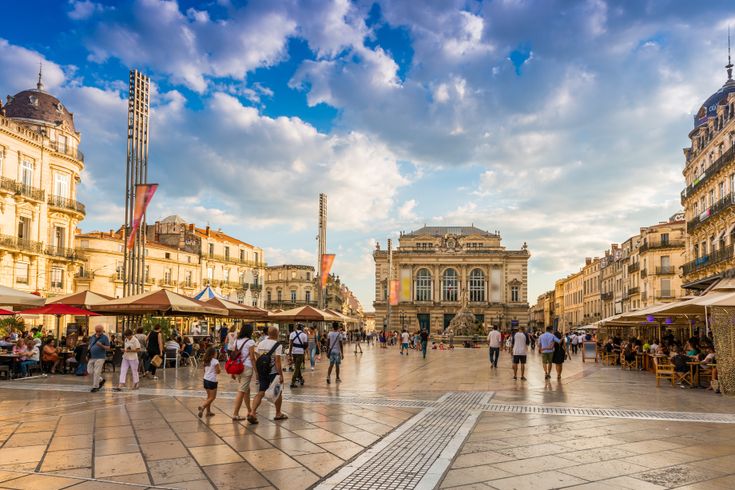 Blick auf die Altstadt Montpelliers bei blauen Himmel.