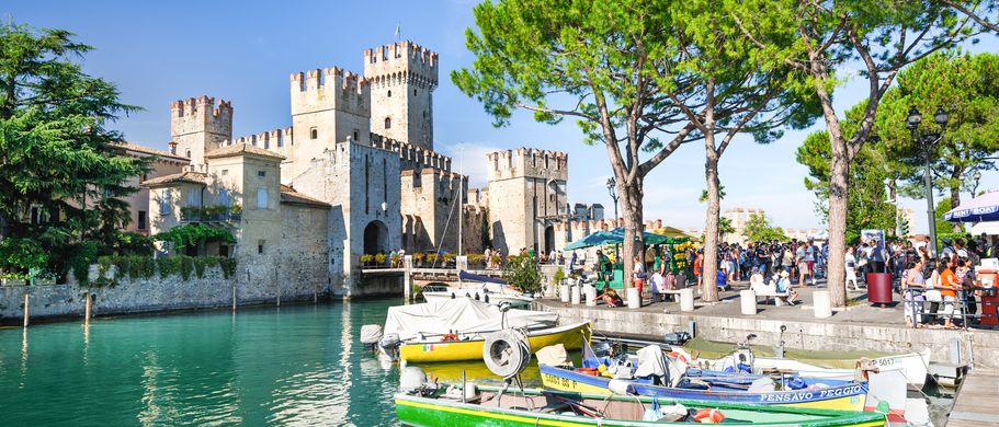 Camping Italien Gardasee Hafen und Burg in Sirmione