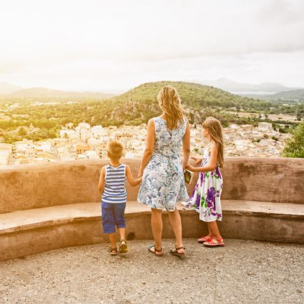 Ferienhaus Spanien Mallorca Urlaub Familie schaut über die Stadt Pollenca