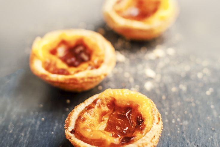 Mehrere kleine, süße Gebäcke mit einer Füllung.