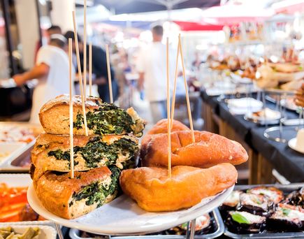 Italienische Snacks auf einem Teller