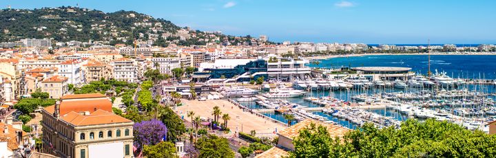 Blick auf den Hafen mit vielen Booten von Cannes
