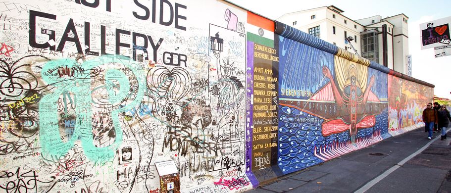  An ihr kommt kein Berlin-Besucher vorbei. Die Berliner Mauer ist Geschichte, Mahnmal und Kunstwerk zugleich.