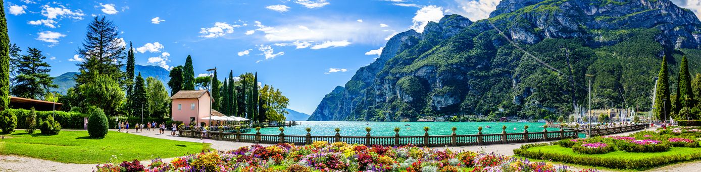 Promenade mit Blumen, das Ufer mit Geländer versehen, Blick auf den See