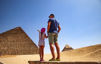 Vater und Tochter vor Pyramide
