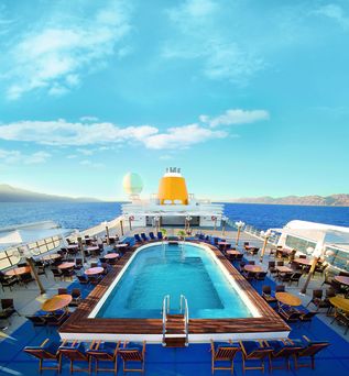 Ein Swimmingpool auf einem Kreuzfahrtschiff mit Blick auf die Stadt.