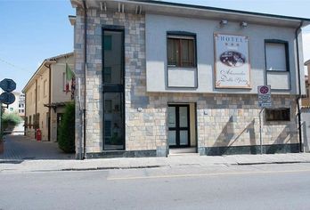 Hotel, Alessandro Della Spina