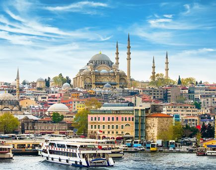 Eine Stadtansicht von Istanbul mit Moscheen, Brücken und Schiffen.