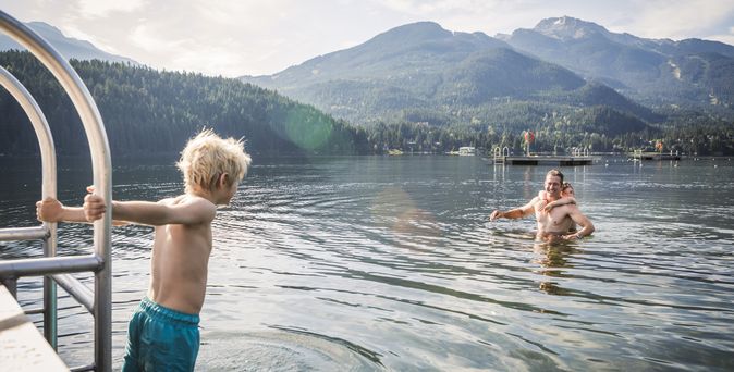 VAter und Sohn baden im See in Whistler