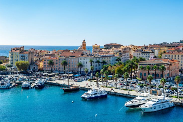 Blick auf Ajaccio mit seinem Hafen.