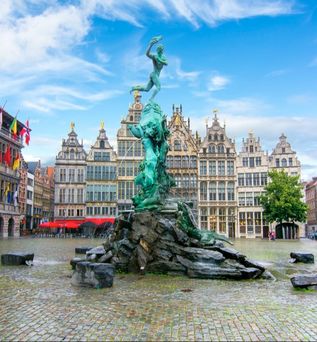 Der Brabo-Brunnen auf dem Grote Markt in Antwerpen, Belgien.