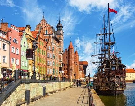 Blick auf die Altstadt mit einem Holzschiff auf dem Fluss, von Danzig