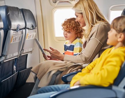 Mutter mit Kind sitzen im Flugzeug