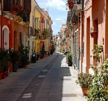 Sardinien, Cagliari, Gasse mit bunten Häusern
