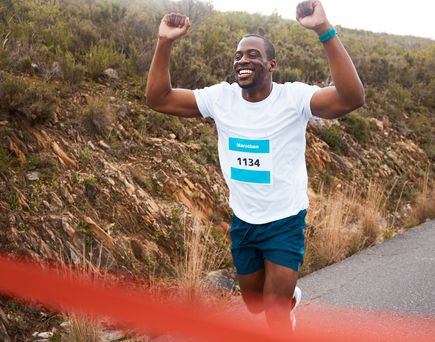 Marathonläufer erreicht Ziel beim KapstadtmarTHON UND FREUT SICH