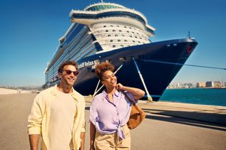 2 Menschen vor der Mein Schiff im Hafen