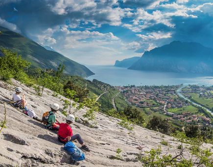 Bergkletterer, mit Blick über See und Berge im Hintergrund.