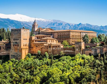 Sicht auf die Alhambra Stadtburg auf dem Sabikah-Hügel im andalusischen Granada in Spanien.