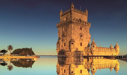 Lissabon Turm spiegelt sich im Wasser