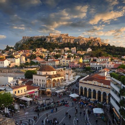 Eine Luftaufnahme der Altstadt von Athen, Griechenland, mit der Akropolis.