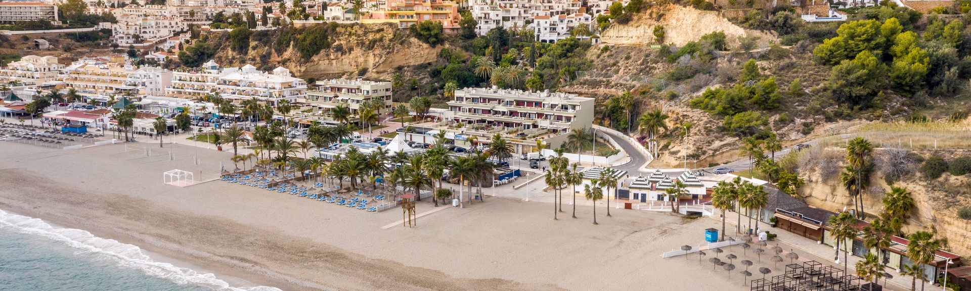 Burriana, Spanien. Blick auf den Küstenabschnitt mit Hotels und Bergen im Hintergrund.