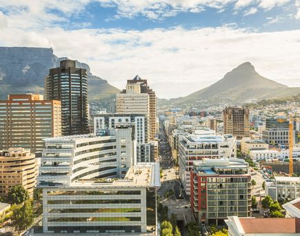 Die Innenstadt von Kapstadt, Südafrika, mit einer Mischung aus modernen und historischen Gebäuden, umgeben von der beeindruckenden Kulisse des Tafelbergs.