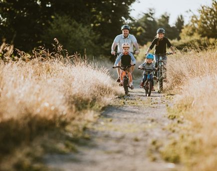 Familie beim Mountainbike fahren