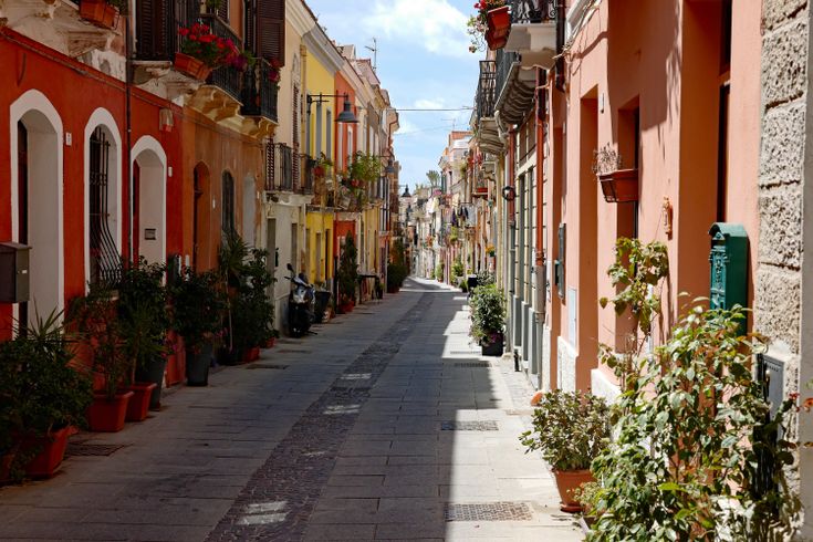 Sardinien, Cagliari, Gasse mit bunten Häusern