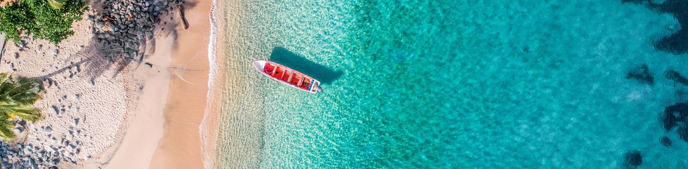 Blick aus Vogelperspektive auf traumhaften Strand und das Meer
